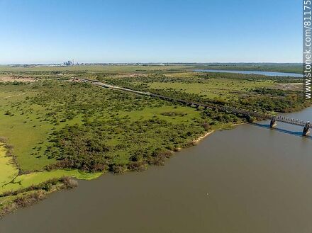 Aerial view of the railway bridge over the Negro river. Departmental boundary between Durazno and Tacuarembó - Durazno - URUGUAY. Photo #81175