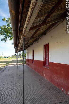 Estación de trenes de Quebracho. Andén de la estación - Departamento de Paysandú - URUGUAY. Foto No. 81234
