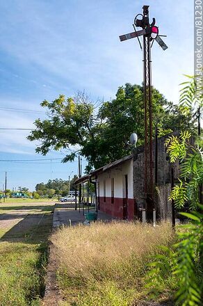 Estación de trenes de Quebracho. Antiguas señales de tráfico - Departamento de Paysandú - URUGUAY. Foto No. 81230