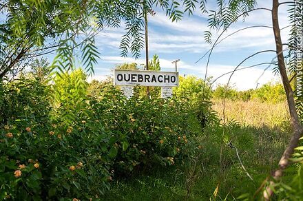 Estación de trenes de Quebracho. Cartel de la estación - Departamento de Paysandú - URUGUAY. Foto No. 81227