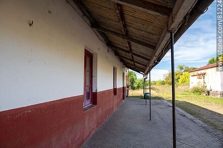 Estación de trenes de Quebracho. Andén de la estación - Departamento de Paysandú - URUGUAY. Foto No. 81224
