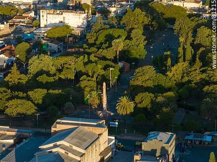 Vista aérea de la ciudad de Rivera. Bulevar 33 Orientales. Obelisco - Departamento de Rivera - URUGUAY. Foto No. 81215