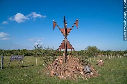 Arroyo Salsipuedes Grande. Estructura que simboliza la unión de las culturas indígena y española - Departamento de Paysandú - URUGUAY. Foto No. 81250
