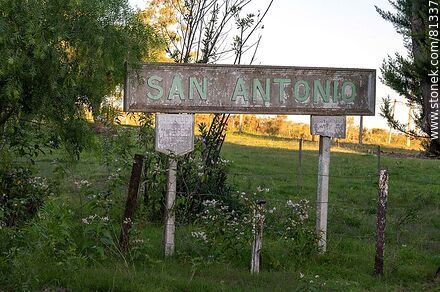 Estación de ferrocarril de San Antonio. Cartel de la estación - Departamento de Salto - URUGUAY. Foto No. 81337