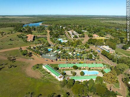 Vista aérea de complejos hoteleros en las termas - Departamento de Salto - URUGUAY. Foto No. 81353