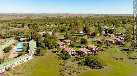Vista aérea de las Termas del Arapey. Cabañas y bungalows - Departamento de Salto - URUGUAY. Foto No. 81347
