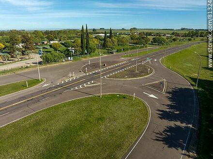 Aerial view of Route 3 and its traffic circles for the entrance to the hot springs. - Department of Paysandú - URUGUAY. Photo #81324