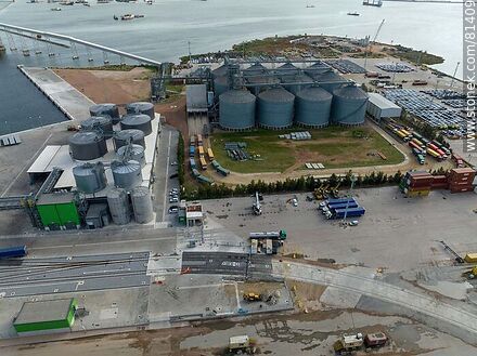 Vista aérea de los silos del muelle granelero - Departamento de Montevideo - URUGUAY. Foto No. 81409