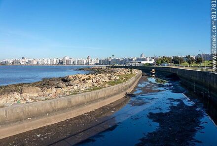 Canal de desgüe de aguas pluviales en el límite entre Pocitos y Buceo - Departamento de Montevideo - URUGUAY. Foto No. 81781