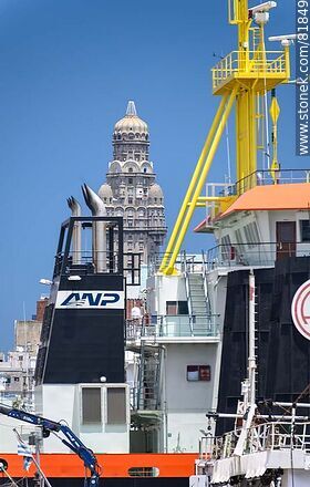 Barcos de la ANP con fondo el Palacio Salvo - Departamento de Montevideo - URUGUAY. Foto No. 81849