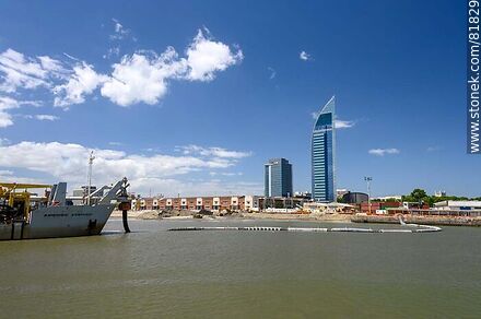 Dredge Amerigo Vespucci filling with sand the area for the UPM terminal. Aguada Park, Antel tower. Pier C. 2019 - Department of Montevideo - URUGUAY. Photo #81829