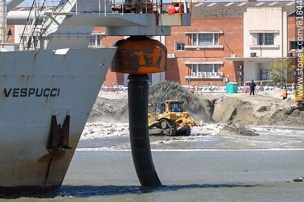 Dredge Amerigo Vespucci backfilling with sand the area for UPM terminal, 2019. - Department of Montevideo - URUGUAY. Photo #81844