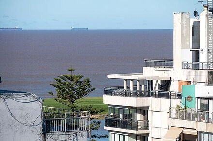 Building terraces facing the promenade - Department of Montevideo - URUGUAY. Photo #81888