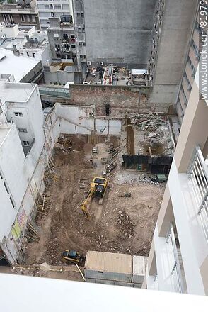 El pozo para construir un edificio - Departamento de Montevideo - URUGUAY. Foto No. 81979