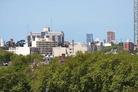 Edificios por sobre los árboles, Hospital de Clínicas, WTC4 - Departamento de Montevideo - URUGUAY. Foto No. 81958
