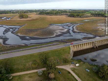 Aerial view of the dam and bridge on Route 5 over the Canelón Grande stream during the drought of 2023 - Department of Canelones - URUGUAY. Photo #82025