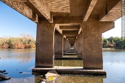 Estructura del antiguo puente en ruta 11 sobre el río Santa Lucía - Departamento de Canelones - URUGUAY. Foto No. 82104