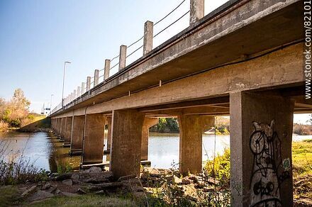 Old bridge on Route 11 over the Santa Lucia River during the dry season - Department of Canelones - URUGUAY. Photo #82101