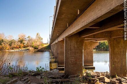 Old bridge on Route 11 over the Santa Lucia River during the dry season - Department of Canelones - URUGUAY. Photo #82099