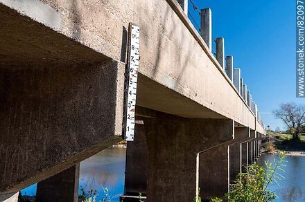 Antiguo puente de ruta 11 sobre el río Santa Lucía. Regla para medir la cota del río. Sequía de 2023 - Departamento de Canelones - URUGUAY. Foto No. 82097