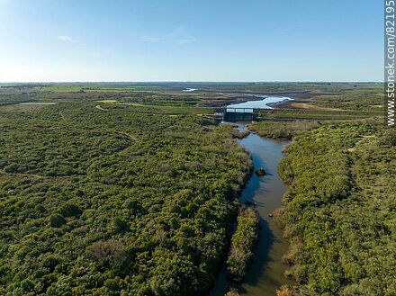 Vista aérea del río Santa Lucía aguas abajo de la represa de Paso Severino. 2023 - Departamento de Florida - URUGUAY. Foto No. 82195