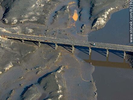 Vista aérea de un antiguo puente que quedó sumergido cuando se creó el embalse de Paso Severino y ahora a la vista por la sequía - Departamento de Florida - URUGUAY. Foto No. 82192