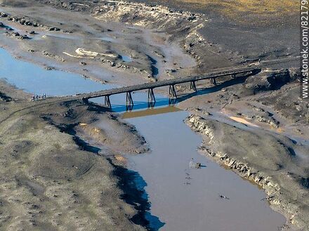 Vista aérea de un antiguo puente que quedó sumergido cuando se creó el embalse de Paso Severino y ahora a la vista por la sequía - Departamento de Florida - URUGUAY. Foto No. 82179