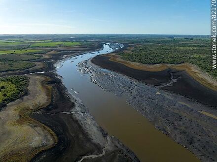 Vista aérea del reducido cauce del río Santa Lucía debido a la sequía del año 2023 - Departamento de Florida - URUGUAY. Foto No. 82170