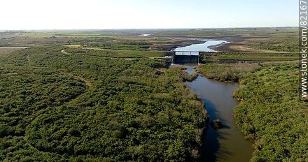 Vista aérea del río Santa Lucía aguas abajo de la represa de Paso Severino. 2023 - Departamento de Florida - URUGUAY. Foto No. 82167