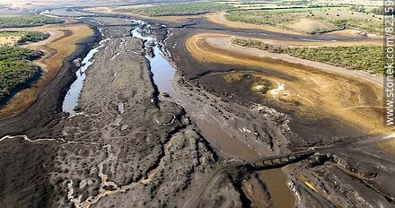 Vista aérea del reducido cauce del río Santa Lucía debido a la sequía del año 2023 - Departamento de Florida - URUGUAY. Foto No. 82159