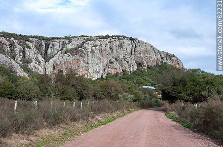 El cerro Arequita desde el camino al camping de la Laguna de los Cuervos - Departamento de Lavalleja - URUGUAY. Foto No. 82231