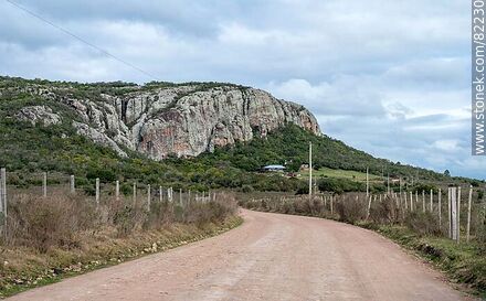 Mount Arequita from the road to the Laguna de los Cuervos campground - Lavalleja - URUGUAY. Photo #82230