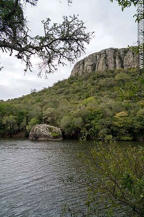 Río Santa Lucía, laguna y cerro de los Cuervos - Departamento de Lavalleja - URUGUAY. Foto No. 82338