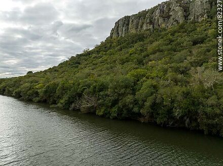 Vista aérea del río Santa Lucía, laguna y cerro de los Cuervos - Departamento de Lavalleja - URUGUAY. Foto No. 82327