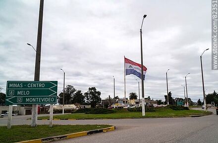Rotonda con la bandera de Lavalleja - Departamento de Lavalleja - URUGUAY. Foto No. 82351
