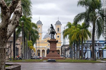 Liberty Square. Monument to Lavalleja. Cathedral of Minas - Lavalleja - URUGUAY. Photo #82356