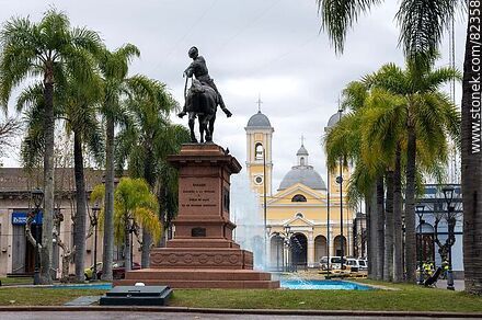 Plaza Libertad. Monumento a Lavalleja. Catedral de Minas - Departamento de Lavalleja - URUGUAY. Foto No. 82358