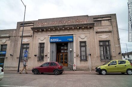 Edificio del Banco República - Departamento de Lavalleja - URUGUAY. Foto No. 82371