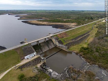 Aerial view of the reservoir with the gates closed - Department of Florida - URUGUAY. Photo #82488