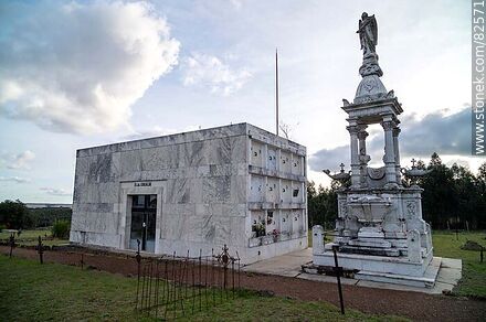 Cementerio de Capilla de Farruco. Panteón de Eiraldi - Departamento de Durazno - URUGUAY. Foto No. 82571