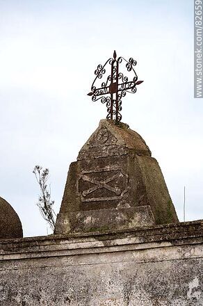 Cúpula con cruz de un pequeño panteón o lápida mortuoria  a la vera de la ruta 37 - Departamento de Rivera - URUGUAY. Foto No. 82659