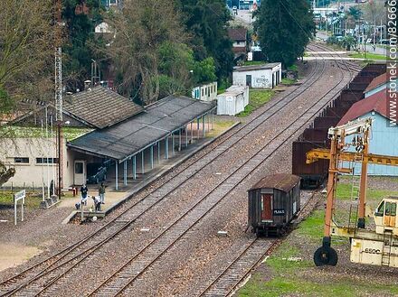Vista aérea de la estación de trenes de Tacuarembó. Vagones de carga de troncos frente a la estación - Departamento de Tacuarembó - URUGUAY. Foto No. 82666
