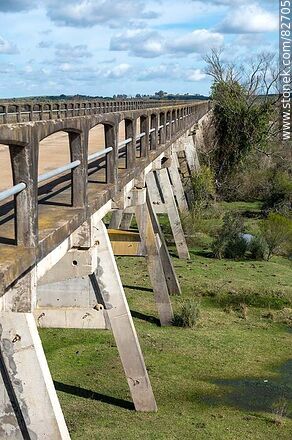 El puente más largo del Uruguay (2Km). Ruta 6 (Km. 329 ferro). Cabecera norte en Tacuarembó - Departamento de Durazno - URUGUAY. Foto No. 82705