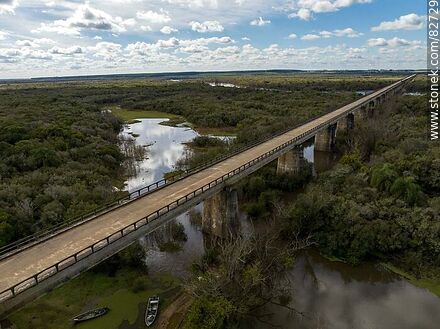 Vista aérea del puente más largo del Uruguay en el nuevo trazado de la ruta 6, sobre el río Negro, límite departamental entre Durazno y Tacuarembó, mirando a Tacuarembó - Departamento de Tacuarembó - URUGUAY. Foto No. 82729