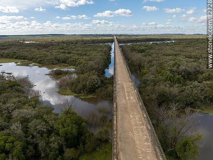 Vista aérea del puente más largo del Uruguay en el nuevo trazado de la ruta 6, sobre el río Negro, límite departamental entre Durazno y Tacuarembó, mirando a Tacuarembó - Departamento de Tacuarembó - URUGUAY. Foto No. 82728