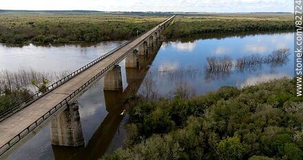 Vista aérea del puente más largo del Uruguay (Km. 329) en el nuevo trazado de la ruta 6, sobre el río Negro, límite departamental entre Durazno y Tacuarembó, mirando a Tacuarembó - Tacuarembo - URUGUAY. Photo #82724