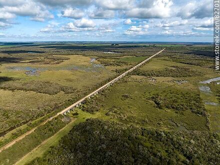 Vista aérea del puente más largo del Uruguay (Km. 329) en el nuevo trazado de la ruta 6, sobre el río Negro, límite departamental entre Durazno y Tacuarembó. Mirando a Durazno - Departamento de Durazno - URUGUAY. Foto No. 82701