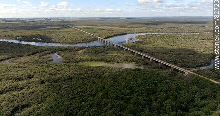 Vista aérea del puente más largo del Uruguay en el nuevo trazado de la ruta 6, sobre el río Negro, límite departamental entre Durazno y Tacuarembó, mirando a Tacuarembó - Tacuarembo - URUGUAY. Photo #82723