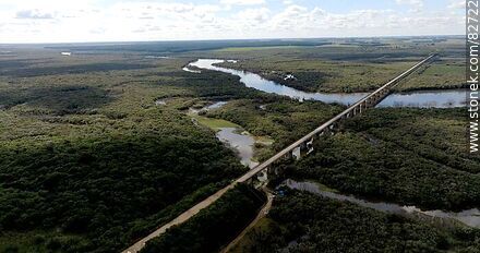 Vista aérea del puente más largo del Uruguay (Km. 329) en el nuevo trazado de la ruta 6, sobre el río Negro, límite departamental entre Durazno y Tacuarembó, mirando a Tacuarembó - Tacuarembo - URUGUAY. Photo #82722