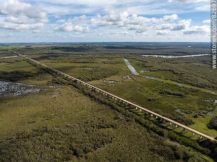 Vista aérea del puente más largo del Uruguay (Km. 329) en el nuevo trazado de la ruta 6, sobre el río Negro, límite departamental entre Durazno y Tacuarembó. Mirando a Durazno - Departamento de Durazno - URUGUAY. Foto No. 82697